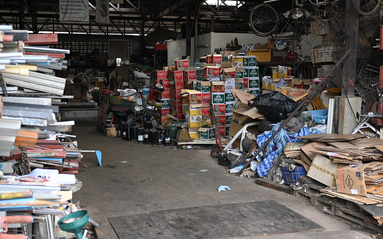 Export cartons and pallets in a free-port warehouse